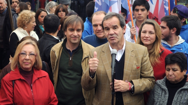 Allamand espera que toma de colegios sedes se solucione con 