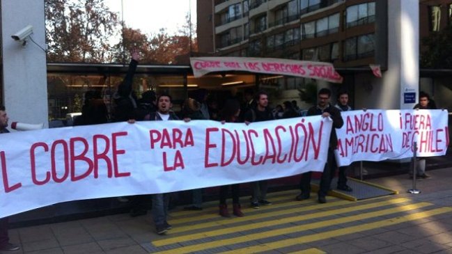 Estudiantes ocupan accesos a oficinas de AngloAmerican