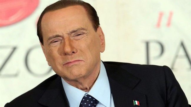 Pequeña manifestación contra la condena a Berlusconi por el caso Ruby
