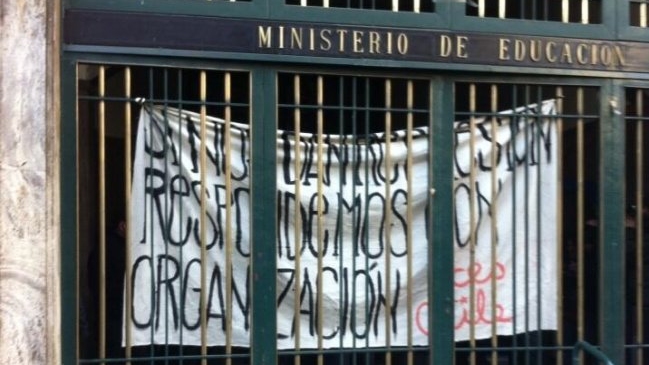 Estudiantes se toman dependencias del ministerio de Educación