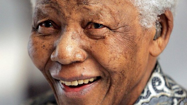 Nelson Mandela se estabilizó, aunque permanece en estado 
