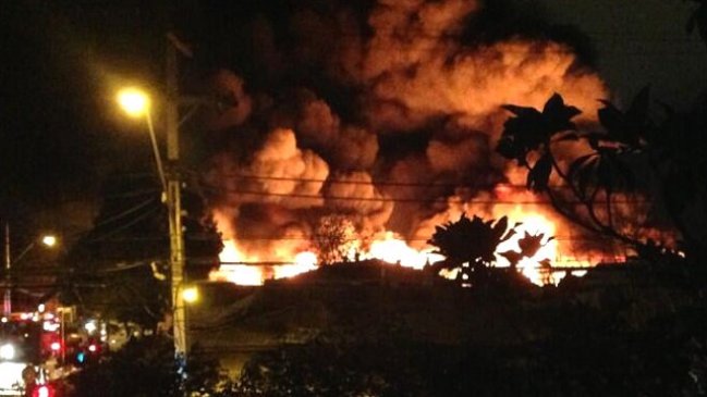 Bomberos controló incendio que afectó a fábrica de colchones en Macul