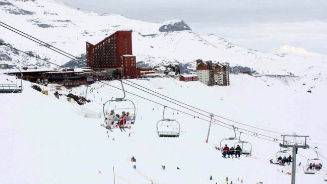Búsqueda de esquiador extraviado en sector de Valle Nevado continuará este domingo