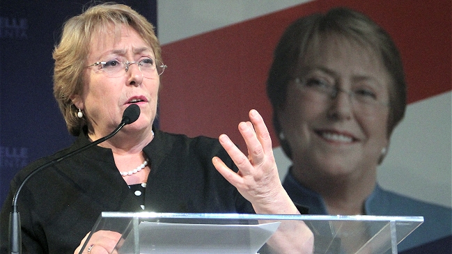 Bachelet felicitó a Longueira tras las primarias