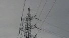 Hombre protesta sobre torre de alta tensión en Coronel