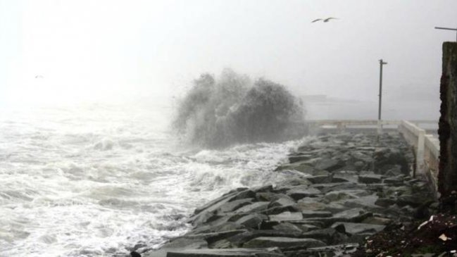 Evacúan costa de Iloca por fuertes marejadas