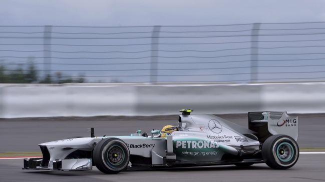 Lewis Hamilton dominó la primera sesión de entrenamientos en Alemania