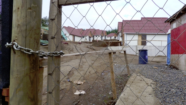 Vecinos denunciaron que empresa abandonó construcción de casas en Vichuquén