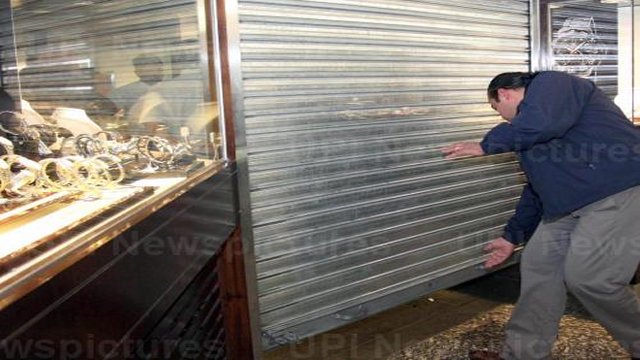 Delincuentes asaltaron joyería en centro comercial de Providencia