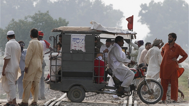 Al menos 14 fallecidos dejó choque de vehículo con un tren en Pakistán