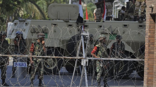 Ejército egipcio cerró accesos a lugares de protestas en apoyo a Mursi