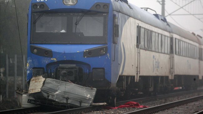 Investigan ebriedad de guardavía tras choque de tren y camioneta