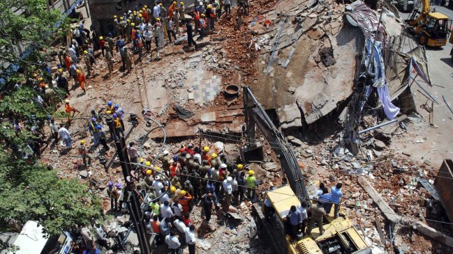 India: Al menos 10 personas mueren en derrumbe de hotel