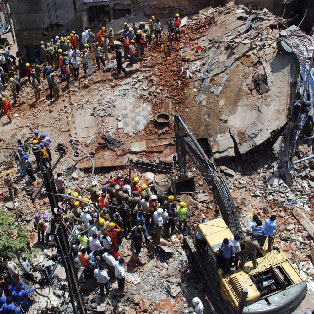 India: Al menos 10 personas mueren en derrumbe de hotel