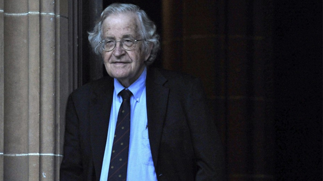 ¿Por qué Chomsky desconfía de internet?