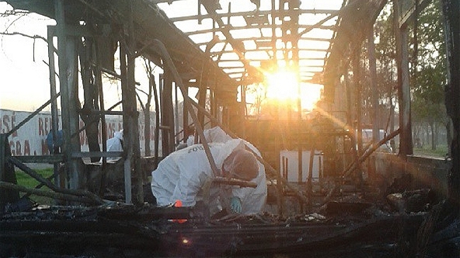 Encapuchados quemaron bus del Transantiago en Estación Central