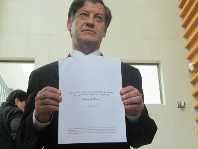 Sename: Lorenzini entregó informe de denuncias al Ministerio Público