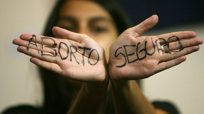 Encuesta Cooperativa: Siete de cada 10 chilenos a favor de aborto en casos de violación