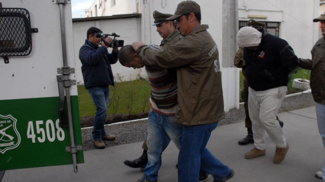 Carabineros detuvo a sujetos que asaltaron farmacia en Santiago Centro