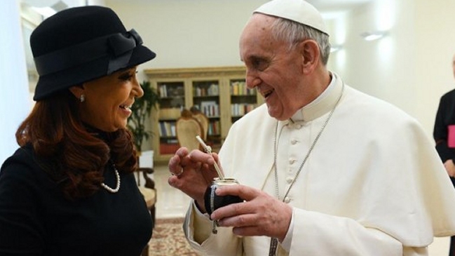 Papa respondió el saludo de Cristina Fernández y le aseguró que sigue tomando mate