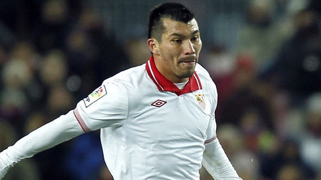 Medel y Sevilla FC llegaron a Chile para duelo ante la UC
