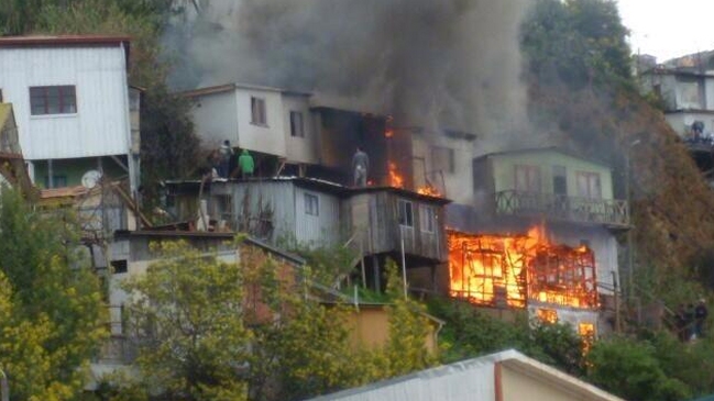 Incendio afecta al cerro Las Cañas de Valparaíso