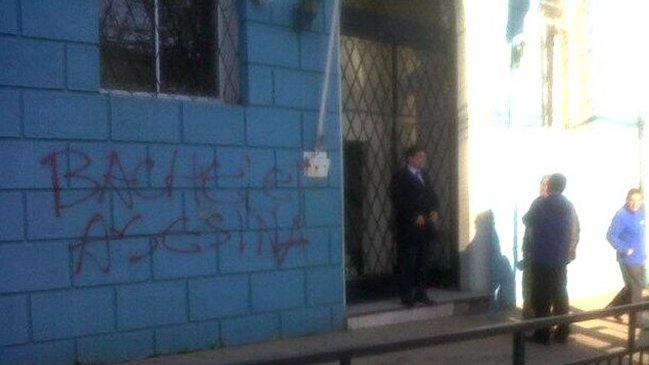 Justicia sobreseyó a los autores de rayados contra Michelle Bachelet