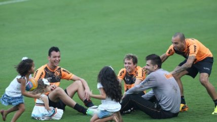 Jugadores de Atlético Mineiro entrenaron junto a sus hijos