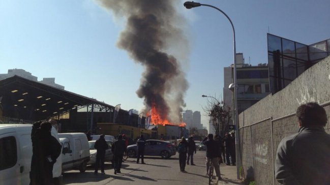 Incendio afecta inmuebles en el centro de Santiago