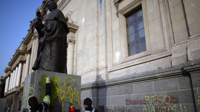 Intendencia Metropolitana interpuso querellas por destrozos en Catedral de Santiago
