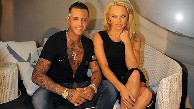 Pamela Anderson ilumina las salvajes playas de Portugal