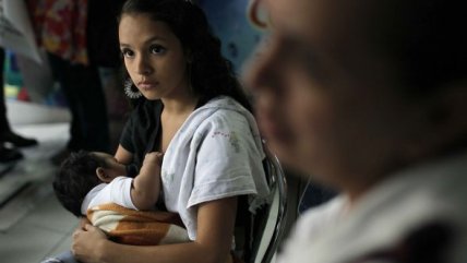   Madres amamantaron frente a colegio en protesta por prohibir lactancia a alumna 