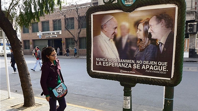 Kirchnerismo sacó a las calles afiche de candidato a diputado con el Papa
