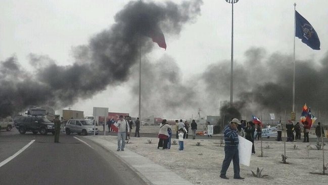 Ariqueños cortaron ruta internacional en rechazo a minera