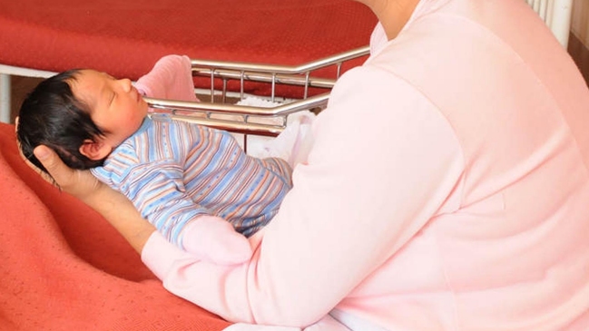 INE: Volvió a caer la tasa de fecundidad en Chile