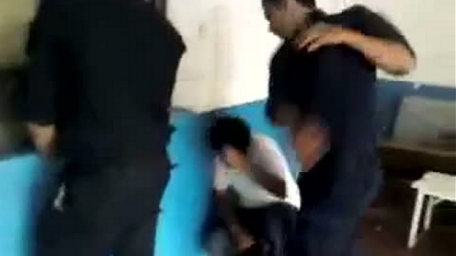 Policía fue exonerado por golpear a un detenido en Argentina