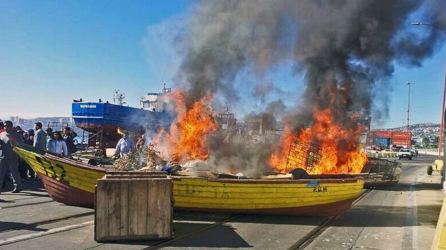 Pescadores quemaron botes ante cierre de caleta en Valparaíso