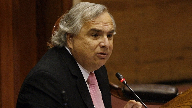 Chadwick acusó a comando de Bachelet por rechazos en 