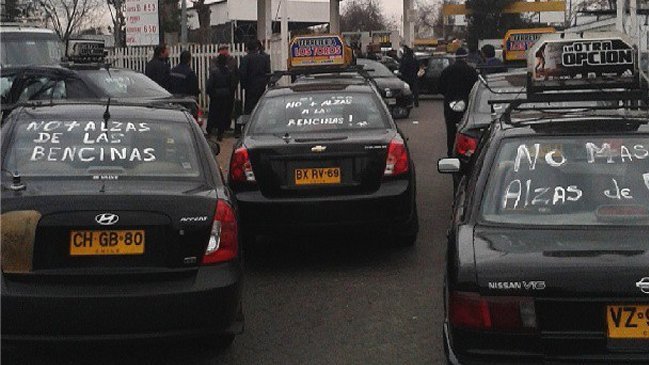 Colectiveros protestan por alza de las bencinas