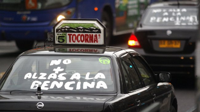 Colectiveros amenazan con paro nacional por precios de las bencinas