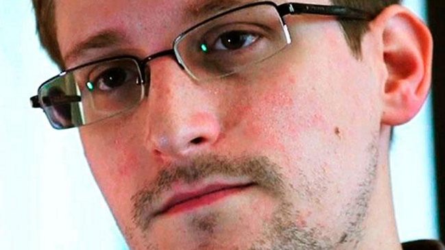 Padre de Snowden recibió visa para viajar a Rusia a ver a su hijo