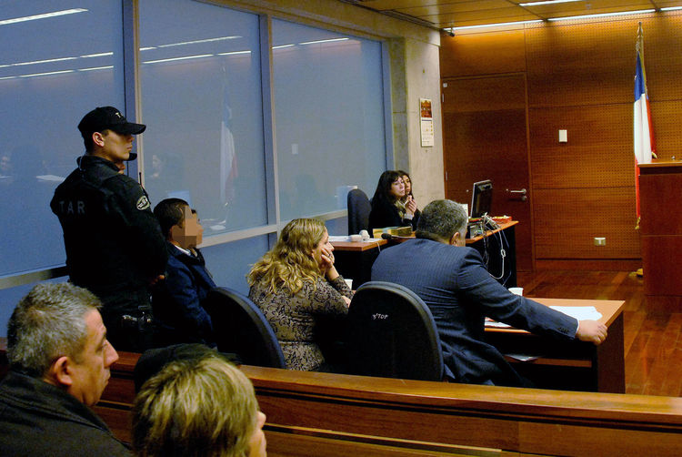 Comenzó juicio contra auxiliares del colegio Apoquindo acusados de abusos