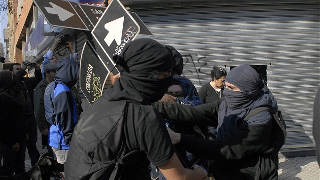 Encapuchados encendieron barricadas en Providencia