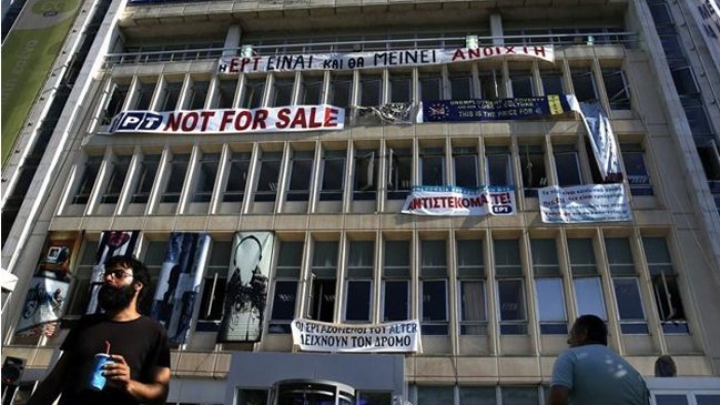 Sin sueldos, trabajadores de TV pública siguen transmitiendo en Grecia