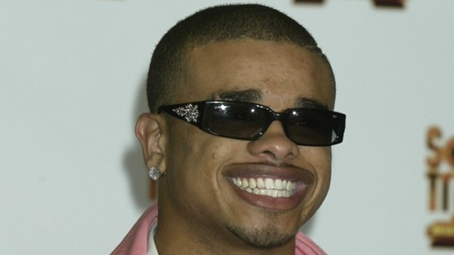 Cantante estadounidense está en coma tras recibir un botellazo en China