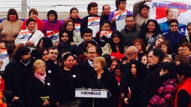 Bachelet: A Chile le hace bien gente como Giorgio, Camila y Karol