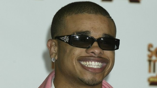 Cantante estadounidense está en coma tras recibir un botellazo en China