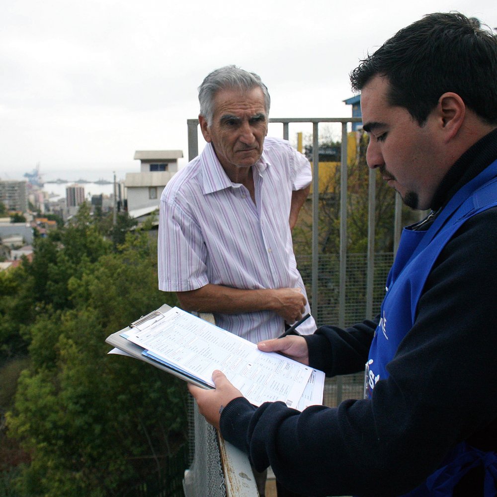 Encuesta Cooperativa: Chilenos ya no creen en cifras oficiales tras caso Censo