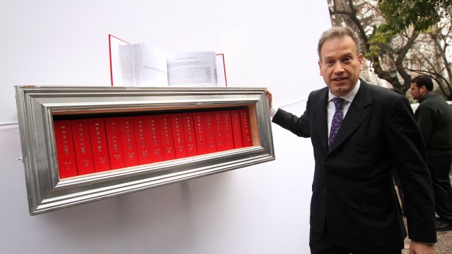 Jocelyn-Holt inscribe su candidatura presidencial: 