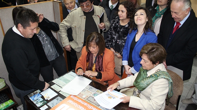 Alvear inscribió en notaría propuestas de campaña para reelección senatorial